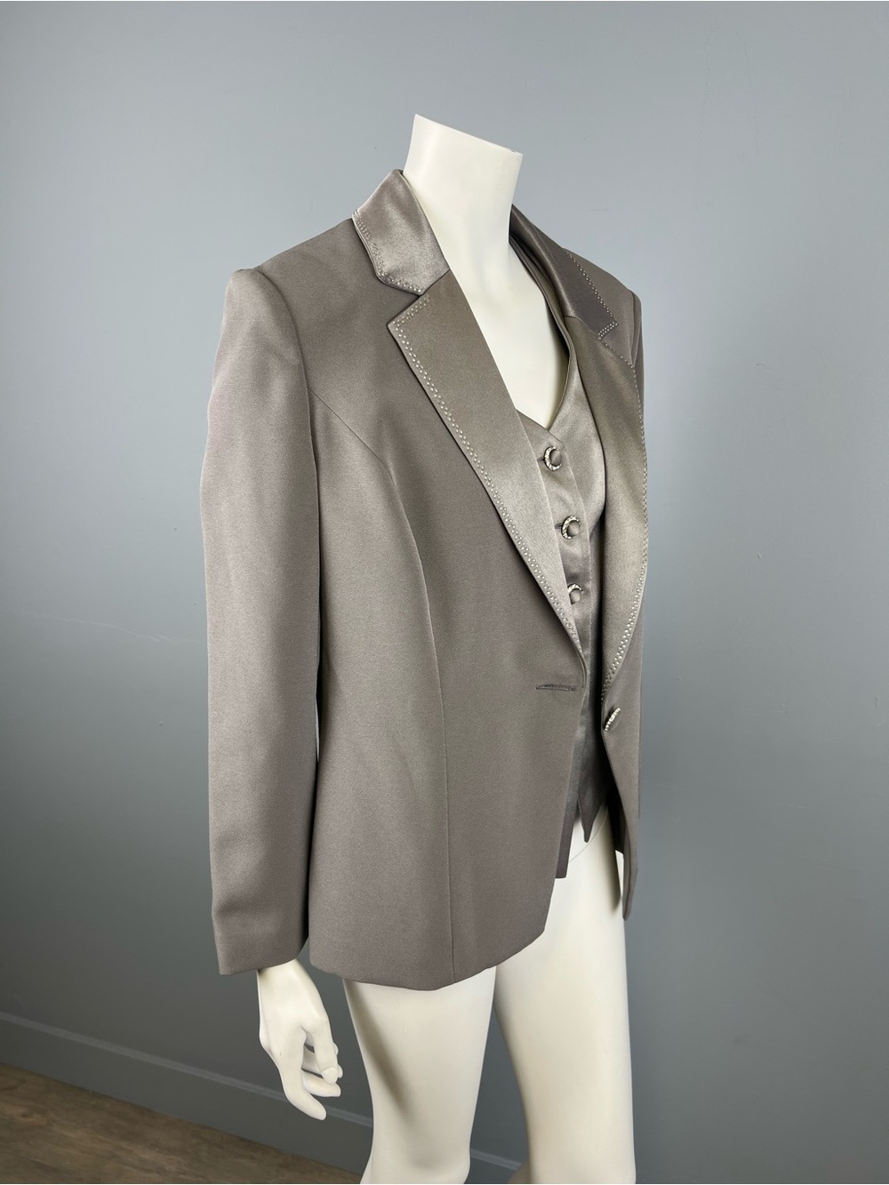 Vintage 2 Piece Canada Tailored Satin-Trim Gray Blazer and Button Up Shirt